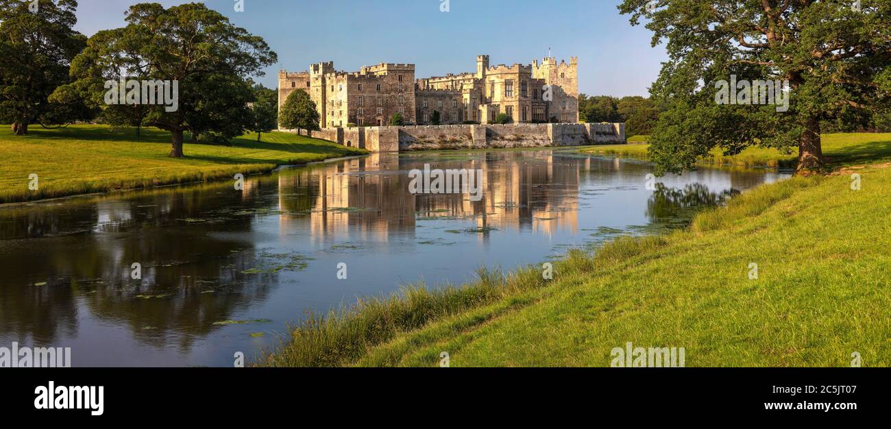 Blick auf den Tag im Sommer von Raby Castle in Staindrop, County Durham, England, Vereinigtes Königreich Stockfoto