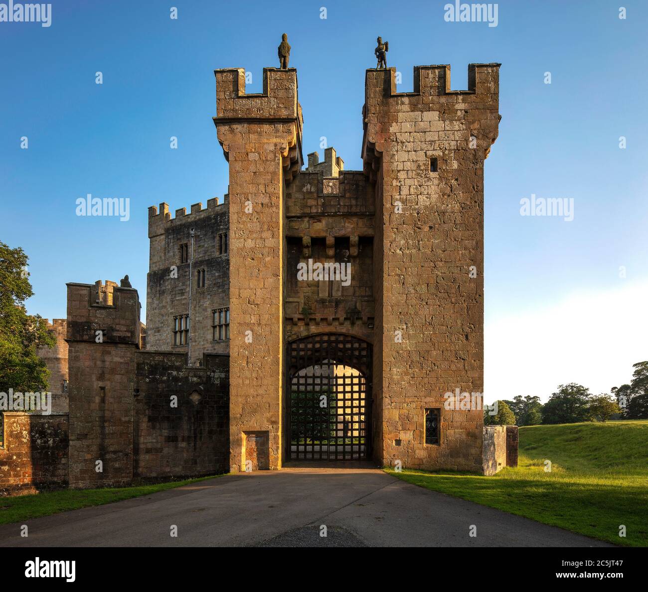 Blick auf den Tag im Sommer von Raby Castle in Staindrop, County Durham, England, Vereinigtes Königreich Stockfoto