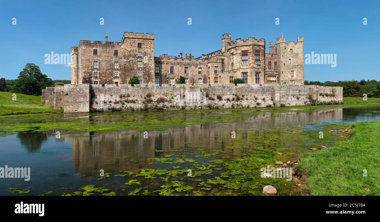 Blick auf den Tag im Sommer von Raby Castle in Staindrop, County Durham, England, Vereinigtes Königreich Stockfoto