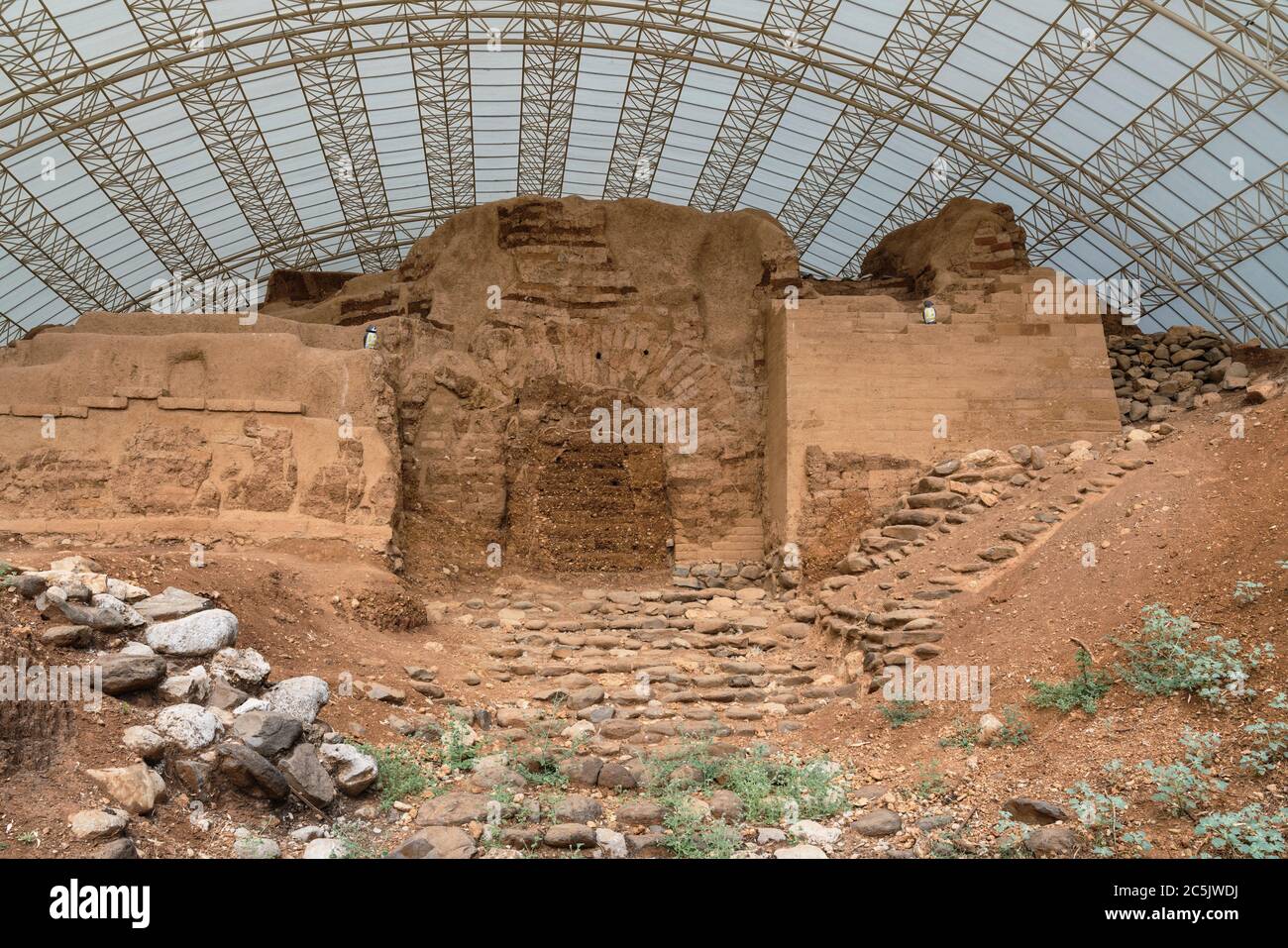 Israel, das alte kanaanäische Tor, genannt Abrahams Tor, in den Ruinen der alttestamentlichen Stadt Dan im Tel Dan Naturschutzgebiet in Galiläa im Norden Israels. Es stammt aus etwa 1700 v. Chr., oder der mittleren Bronzezeit, und wurde aus Lehmziegeln gebaut. Die Öffnung des Tores wurde in der Neuzeit ausgefüllt, um seinen Einsturz zu verhindern. Stockfoto