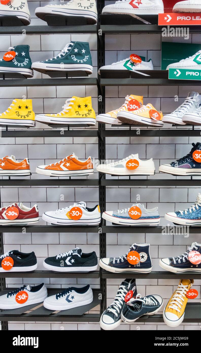 Converse Freizeitschuhe, Sportschuhe, Schuhgeschäft Display. Stockfoto