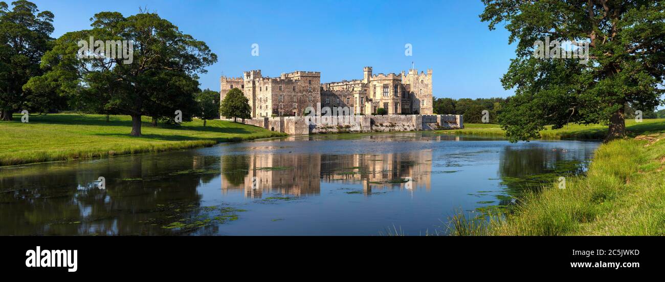 Blick auf den Tag im Sommer von Raby Castle in Staindrop, County Durham, England, Vereinigtes Königreich Stockfoto