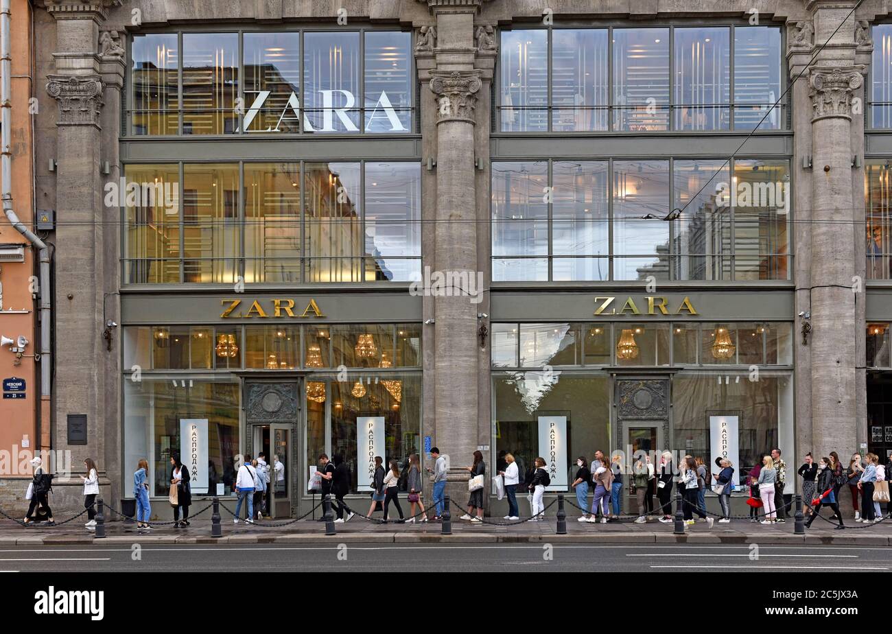 Sankt Petersburg, Russland – 1. Juli 2020: Die Leute stehen auf der Newski Avenue auf der Linie, um in den Zara Store während der Verkaufstage zu gelangen Stockfoto
