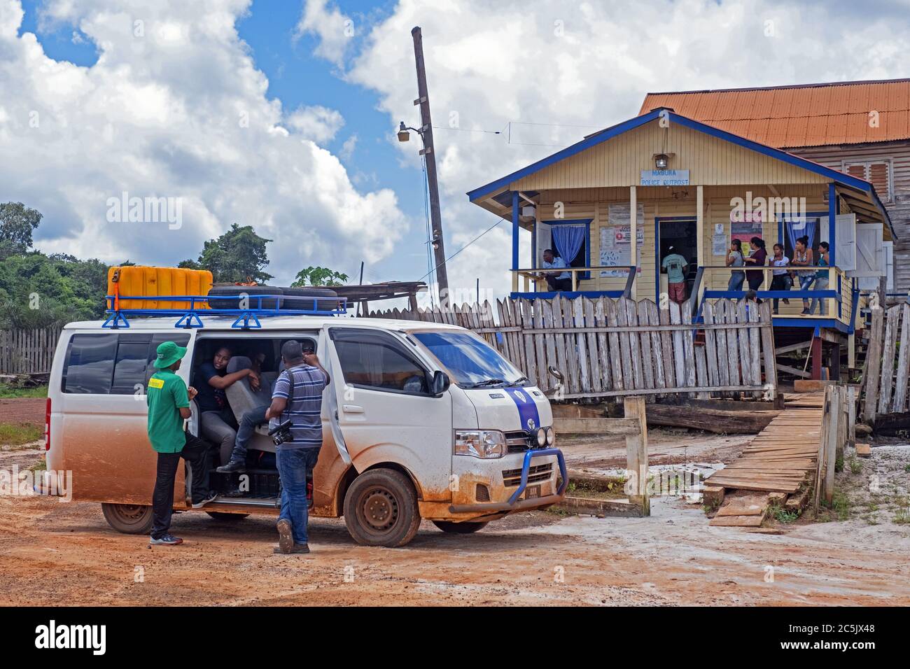 Minibus vor der Polizei-Kontrollstelle im Dorf Mabura entlang der Straße Linden-Lethem, Upper Demerara-Berbice, Guyana, Südamerika Stockfoto