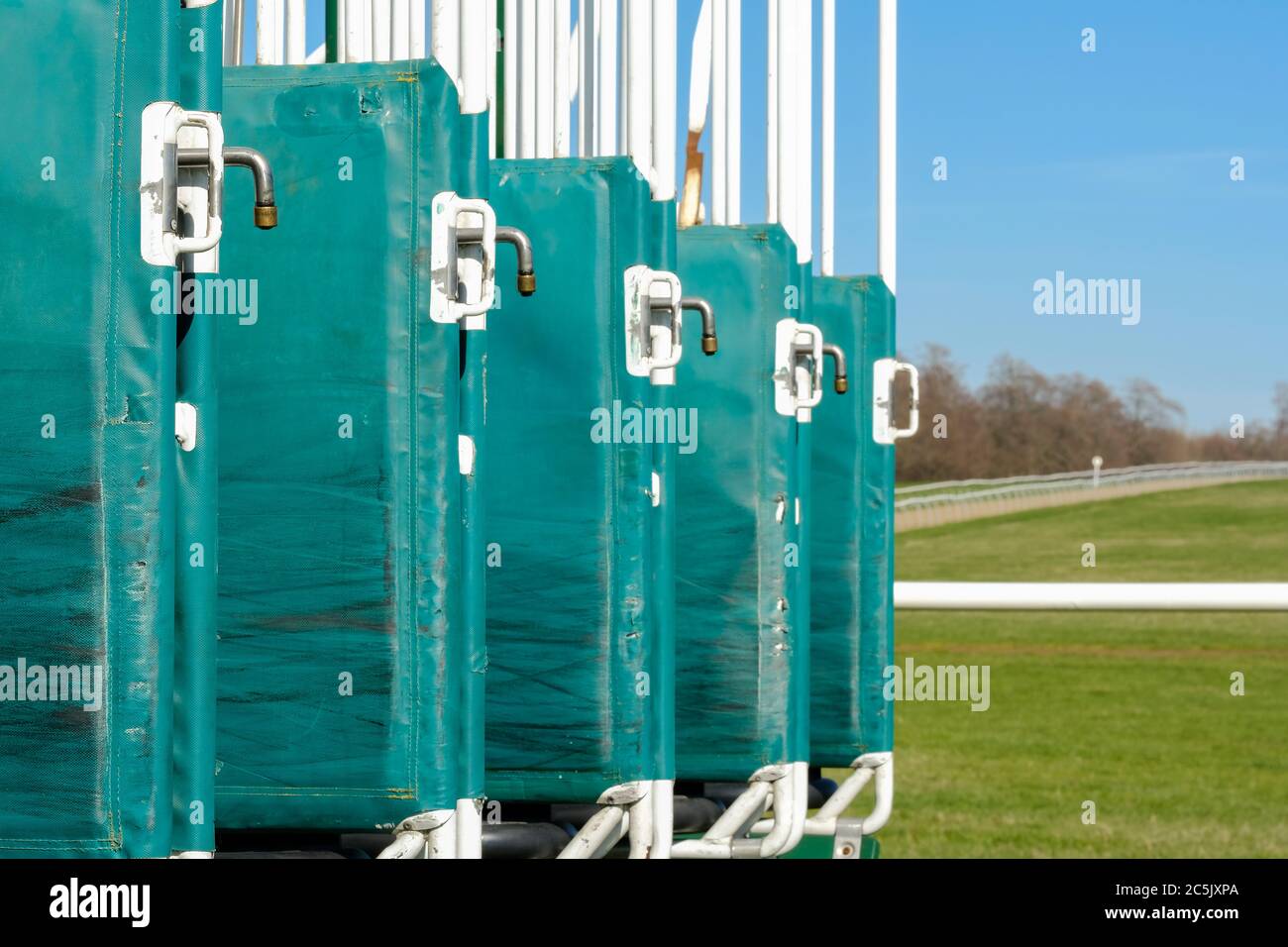 Flacher Fokus von Pferderennbahn Drehkreuze von den hinteren Toren gesehen, wobei Pferde vor dem Off betreten. Stockfoto