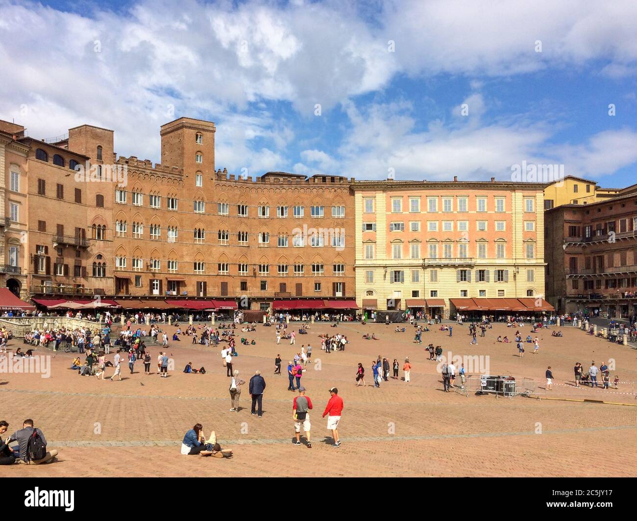 Die Piazza del Campo das zentrale Ziel aller Besucher die Siena besuchen, hier findet das traditionelle Pferderennen der Palio statt Stockfoto