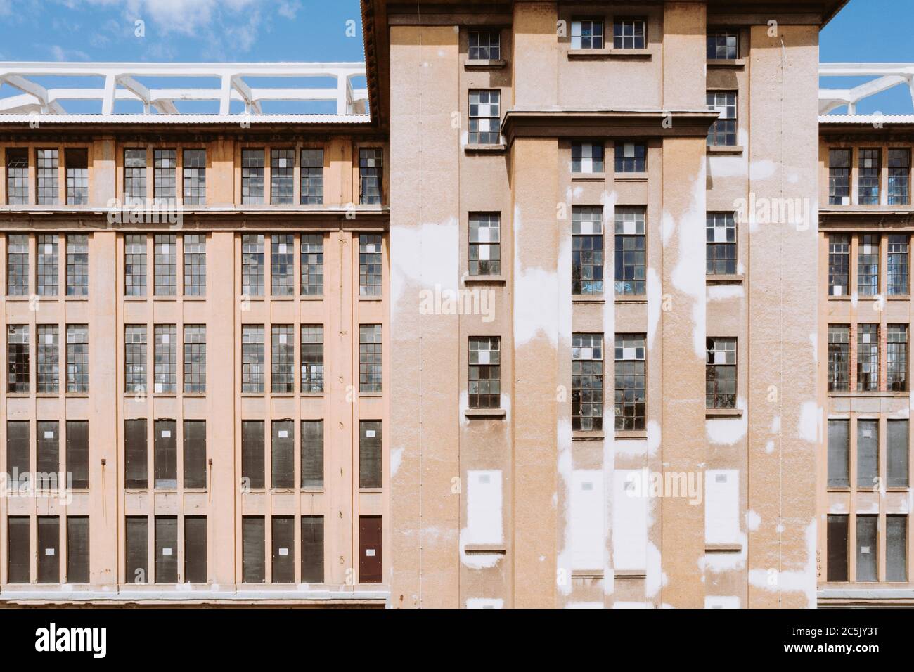 Verlassene große Gebäude im Bau zu renovieren, Konzept Foto Stockfoto