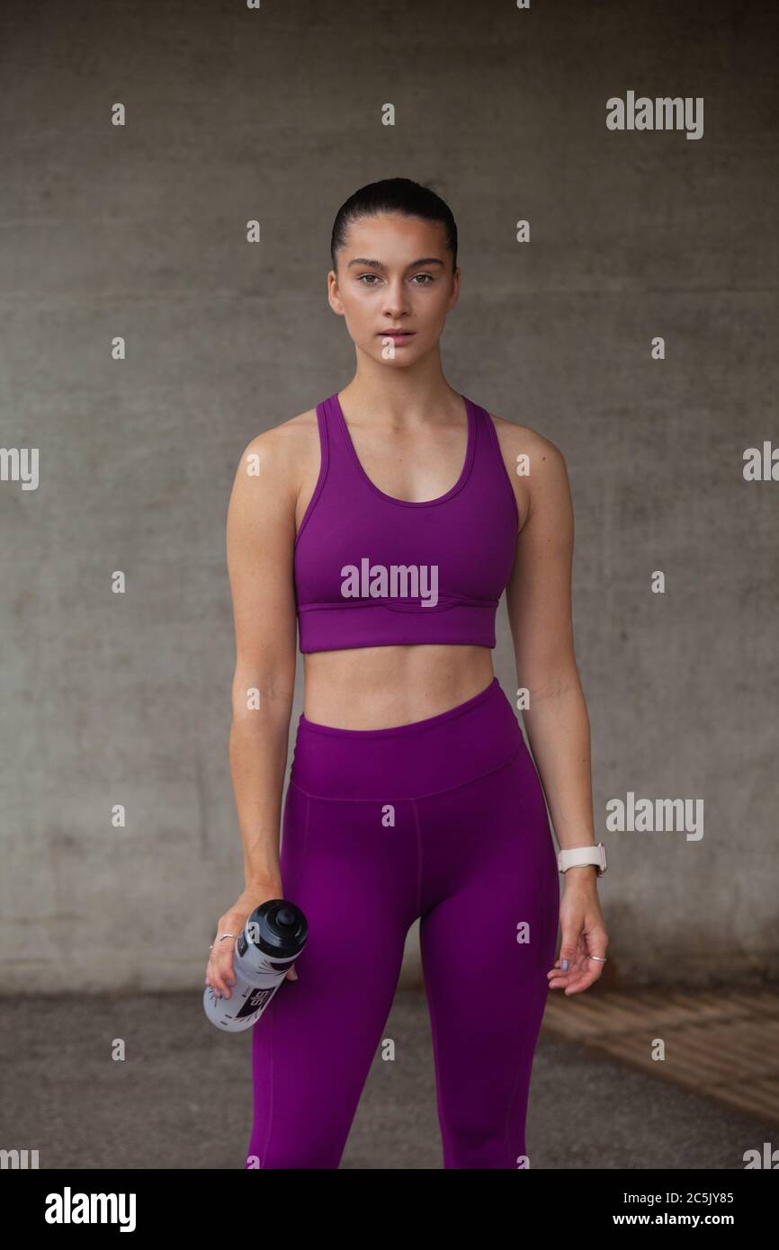 Porträt einer athletischen jungen Frau in Leggings und Sport-BH Stockfoto