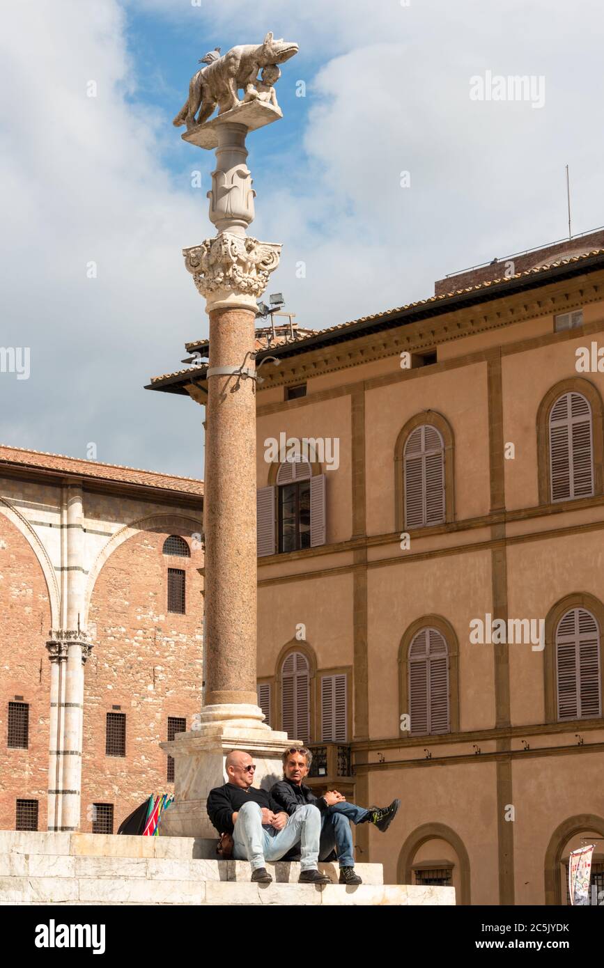 Touristenmagnet in Siena ist auch der imposante Dom am Domplatz Stockfoto