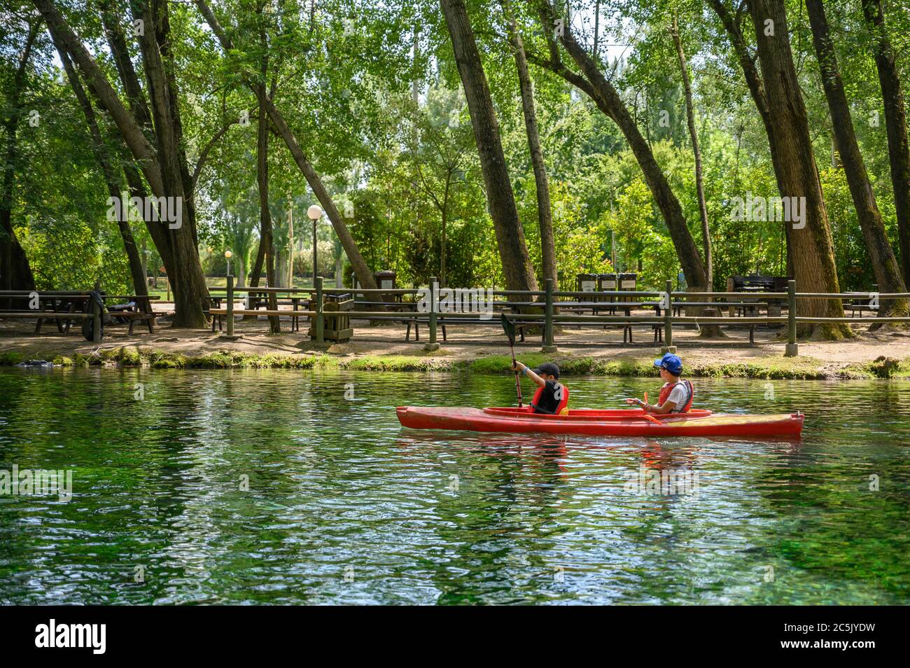 Der Parco del Grassano in Benevento ist ein schöner Park reich an Bäumen und schwefelreichem Wasser. Stockfoto