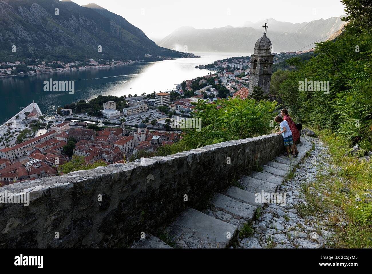 Mutter und Sohn blicken auf die Altstadt von Kotor von der Stadtmauer ohne Kreuzfahrtschiff während der Corona-Krise, Montenegro, Balkan, Südeuropa Stockfoto