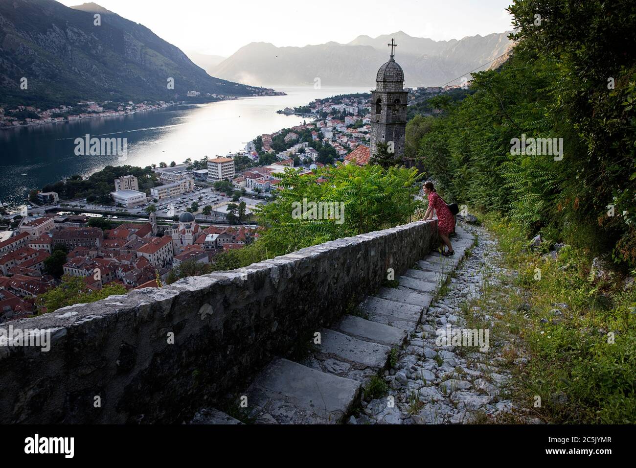 Mutter und Sohn blicken auf die Altstadt von Kotor von der Stadtmauer ohne Kreuzfahrtschiff während der Corona-Krise, Montenegro, Balkan, Südeuropa Stockfoto