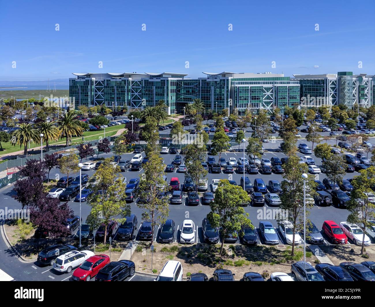 Mountain View, CA, USA - April 04, 2019: Google Gebäude Luftbild Hochwinkel mit Parkplatz mit Autos gefüllt Stockfoto