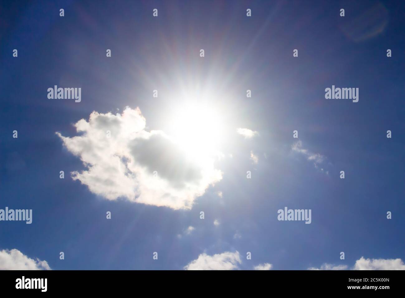 Eine Wolke am blauen Himmel. Gott Licht. Sonnenlicht. Wunder Stockfoto