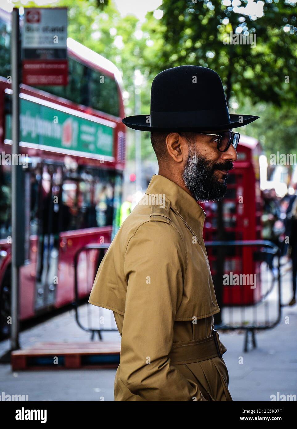 LONDON, UK - September 15 2017: Männer auf der Straße in London. Stockfoto