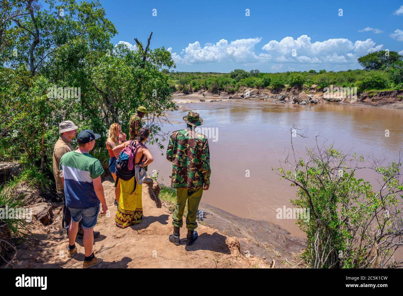 Touristen und Park Ranger auf der Suche nach Nilpferden und Krokodilen in der Mara River, Mara Triangle, Masai Mara National Reserve, Kenia, Ostafrika Stockfoto