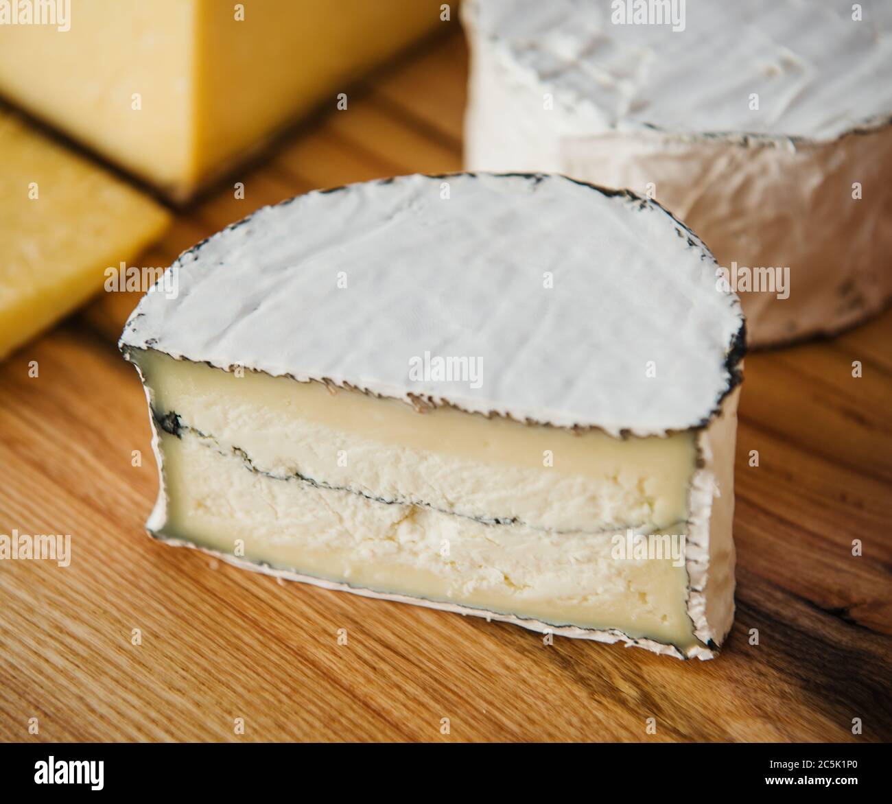Morbier Käse, ein halbweicher Kuhmilchkäse, der serviert wird Stockfoto