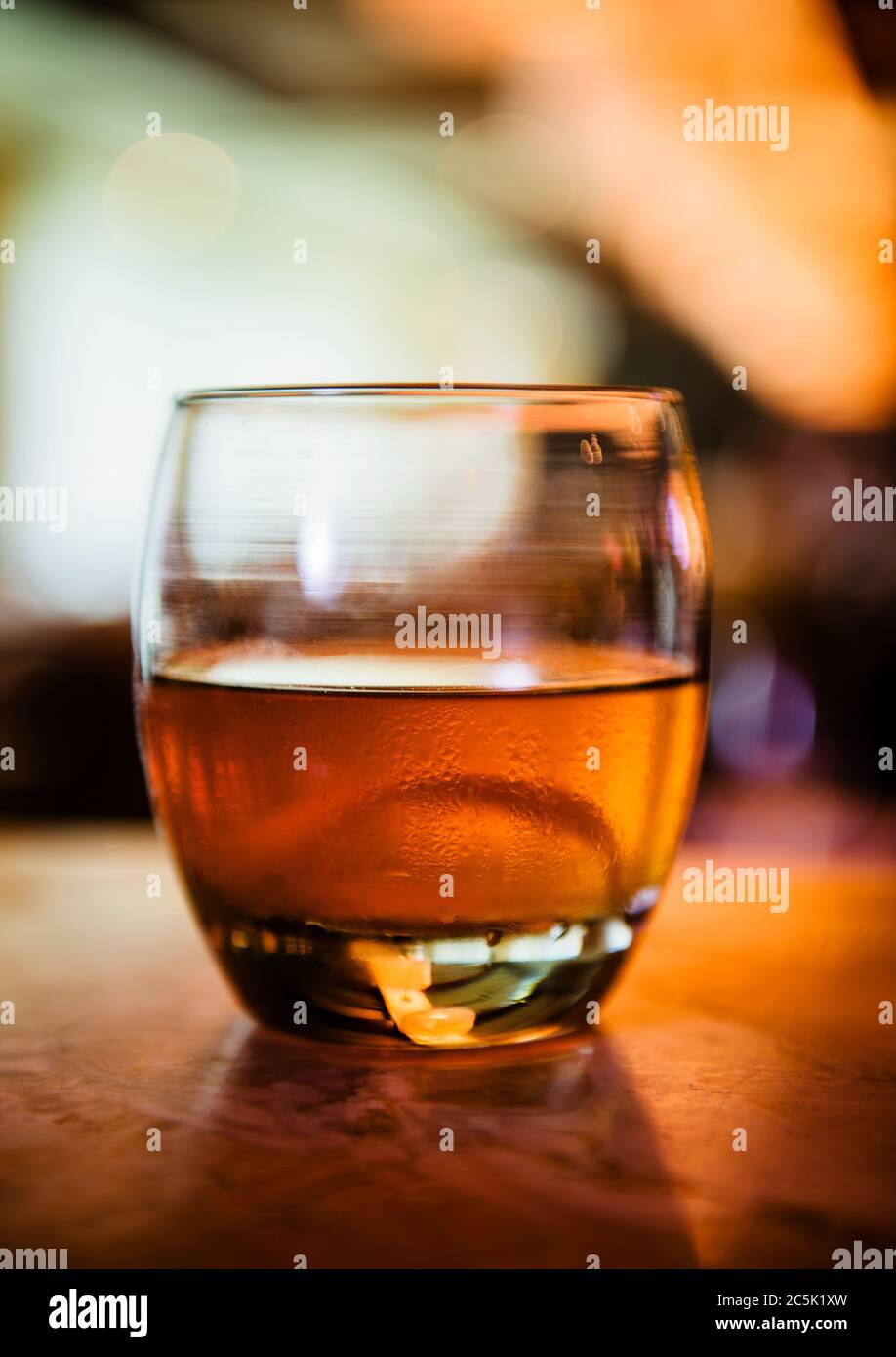 Whiskey-Cocktail mit Orangengarnierung Stockfoto