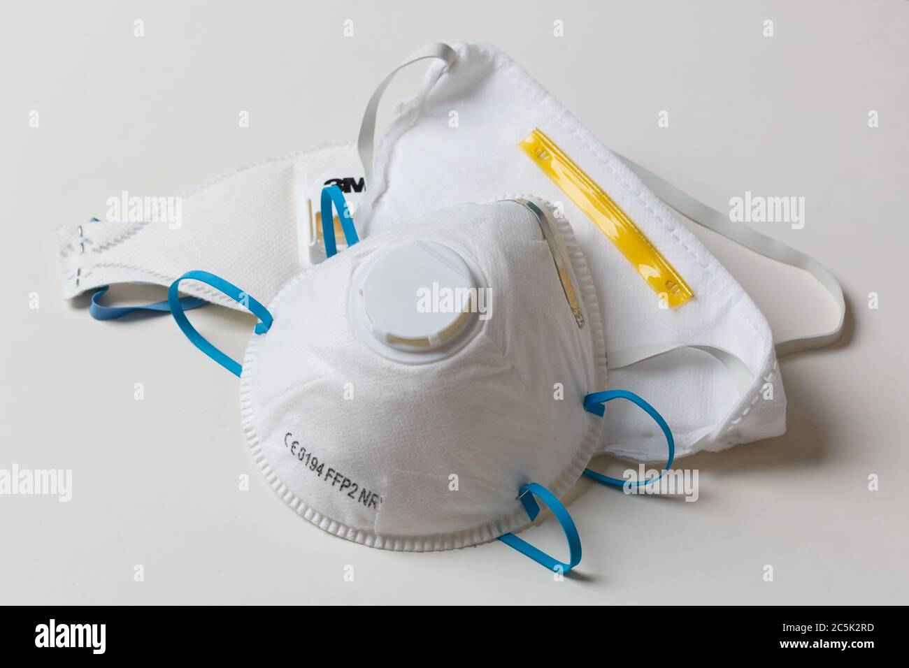 Weiße Atemschutzmasken FFP2, N95 und FFP1 auf einem weißen Tisch. Stockfoto