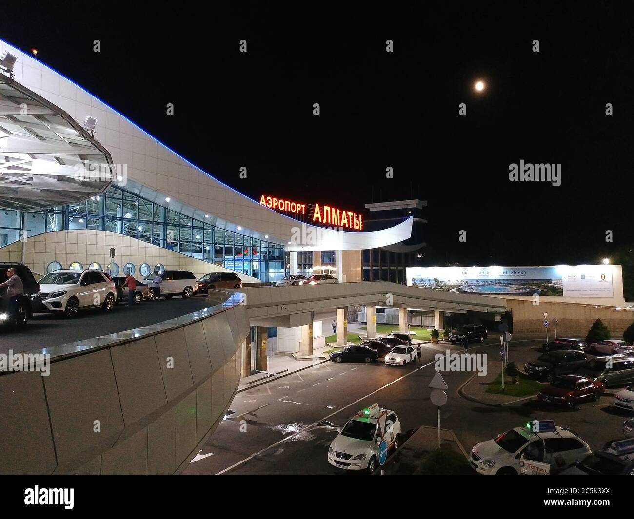 Almaty, Kasachstan - 22. Juni 2019: Architektur des Flughafens Almaty. Der Flughafen Almaty ist der größte internationale Flughafen in Kasachstan. Stockfoto