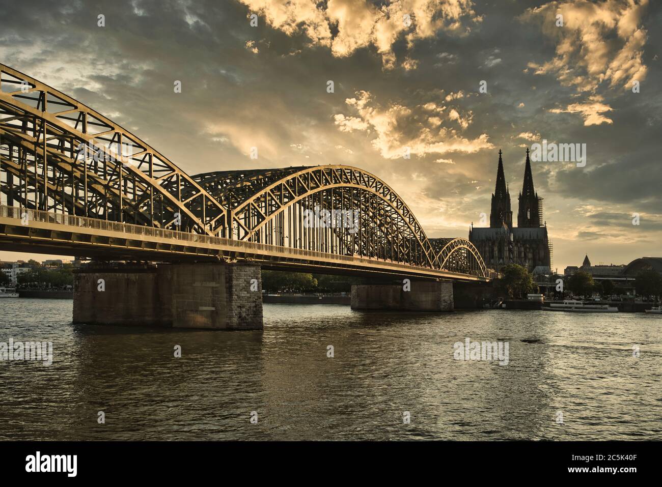 Kölner Dom bei Sonnenuntergang mit Rhein und berühmter Hohenzollernbrücke, Nordrhein-Westfalen, Deutschland. Stockfoto