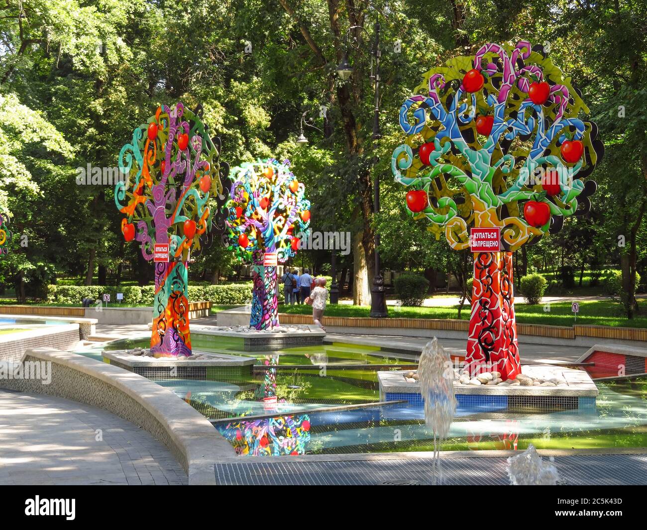 Almaty, Kasachstan - 11. August 2019: Apfelbäume-Ikone im öffentlichen Park Stockfoto