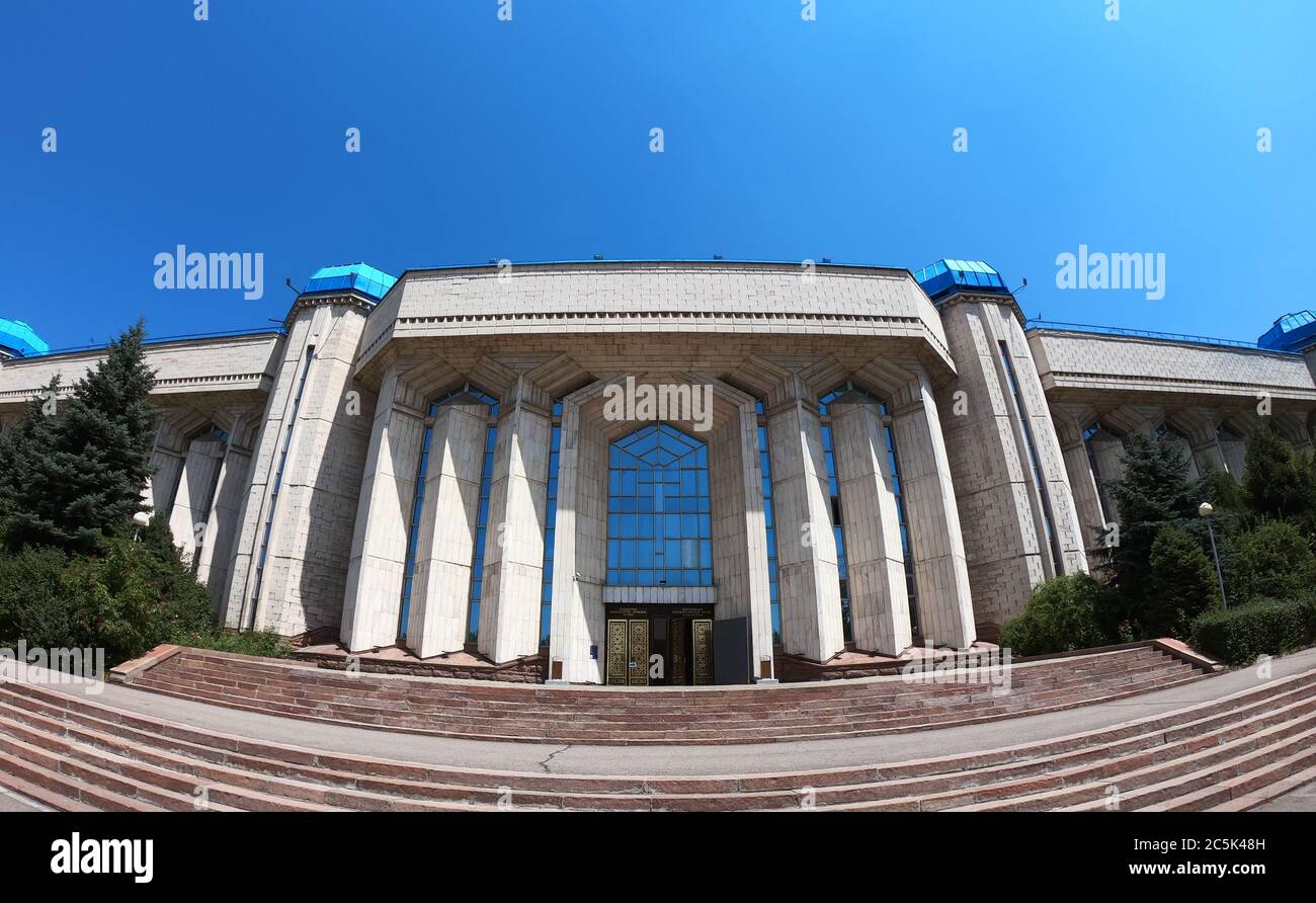 ALMATY, KASACHSTAN - 16. Juli 2019: Das Zentralstaatemuseum von Kasachstan wurde 1985 in der Stadt erbaut. Stockfoto