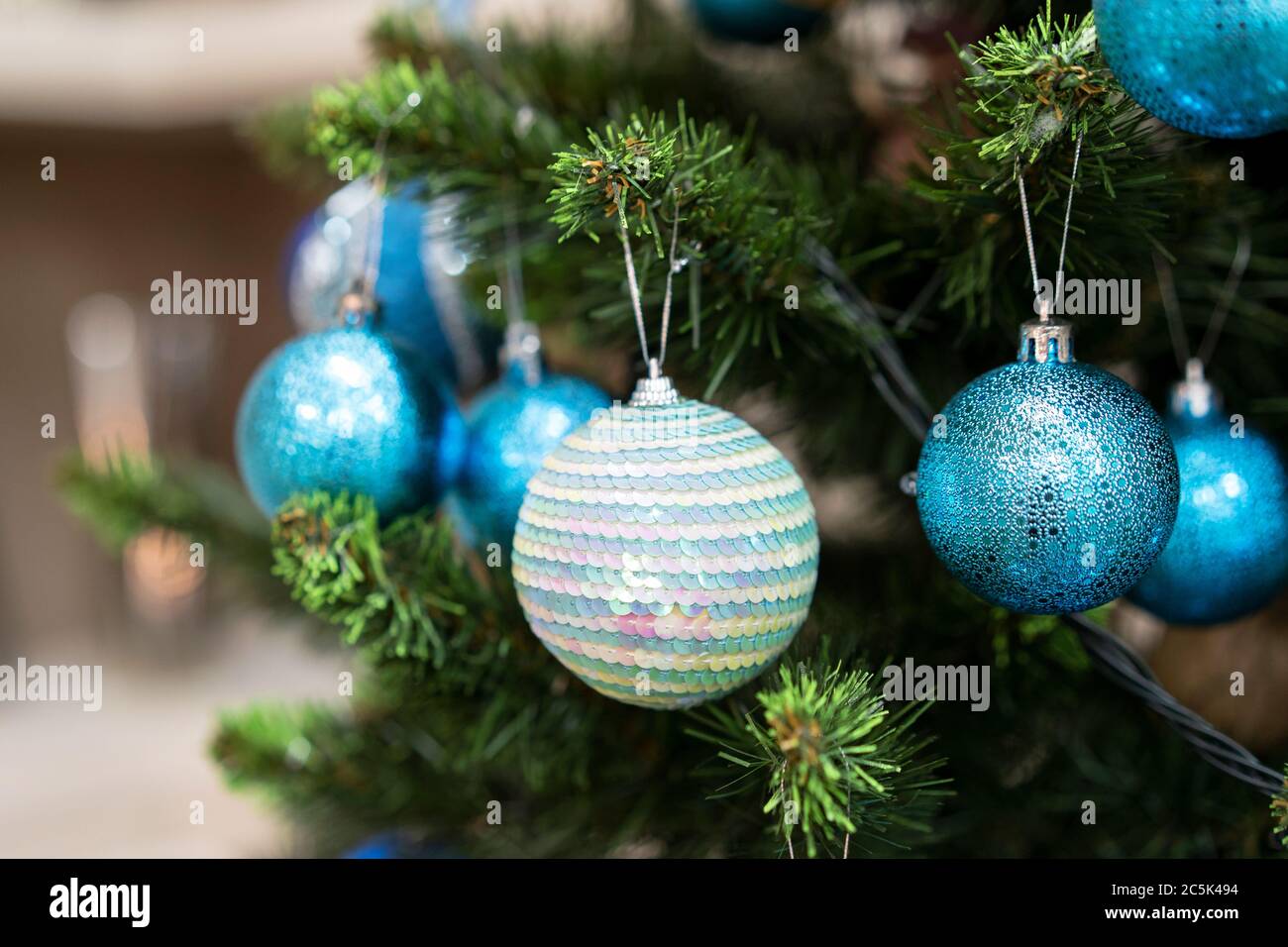 Grüner Weihnachtsbaum mit schönen weißen und blauen Dekorationen. Stockfoto