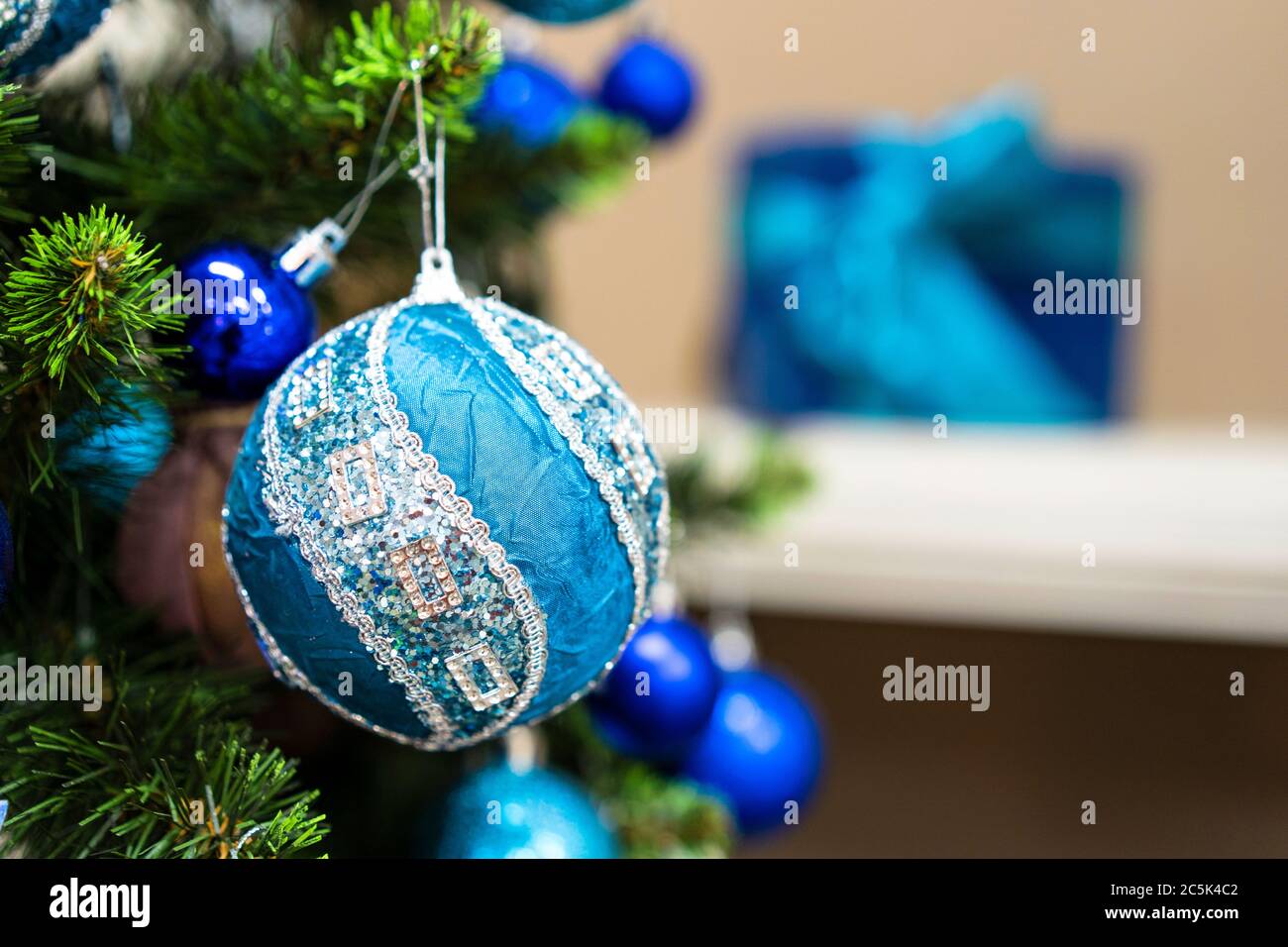 Grüner Weihnachtsbaum mit schönen weißen und blauen Dekorationen. Geschlossene Aufnahme. Große schöne Neujahrsdekoration von Blau und Weiß. Wintersaison Stockfoto