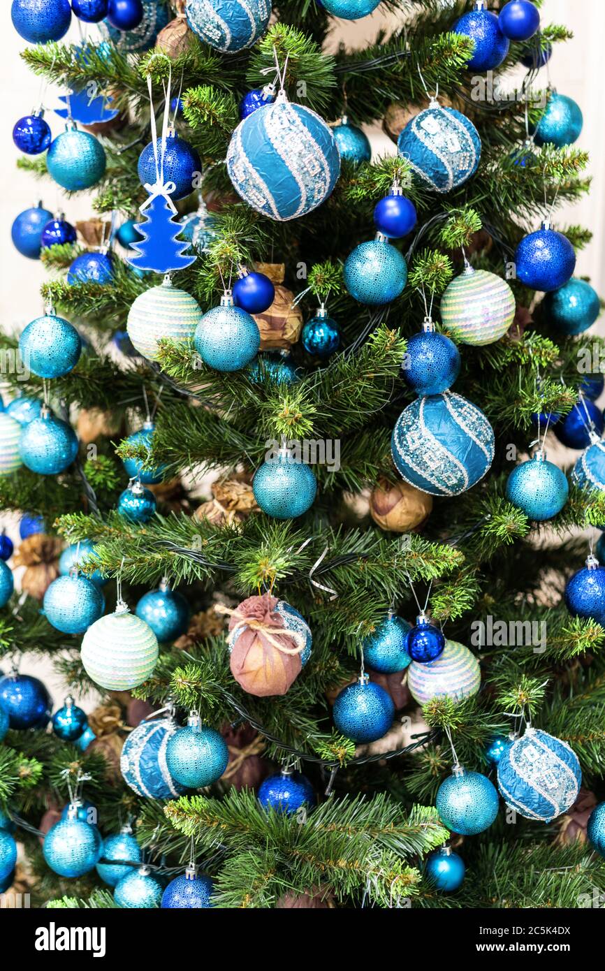 Grüner Weihnachtsbaum mit schönen weißen und blauen Dekorationen. Stockfoto