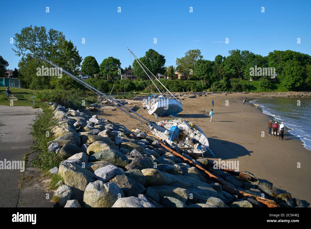 Vancouver, British Columbia, Kanada – 24. Mai 2017. Segelboot am Strand. Ein gestrandete Segelboot am Tag nach einem Sturm trifft Vancouver, British Columbia. Stockfoto