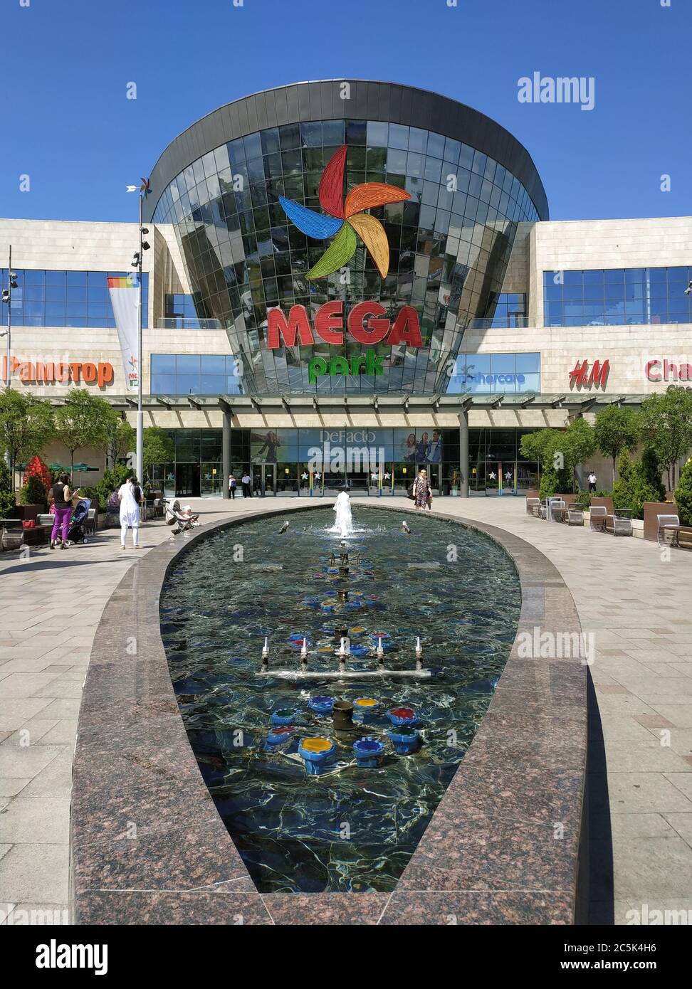 ALMATY, KASACHSTAN - 15. Juni 2019: Einkaufs- und Unterhaltungszentrum Mega Park in Almaty, Kasachstan. Eröffnet im Jahr 2015, ist es die größte Abteilung st Stockfoto