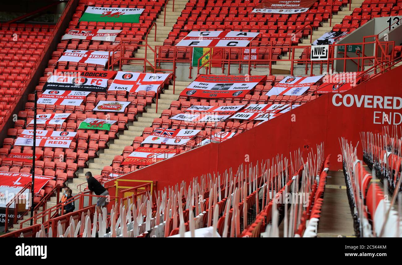 Flaggen und Banner bedecken die Sitze auf den Tribünen vor dem Sky Bet Championship-Spiel im Valley, London. Stockfoto