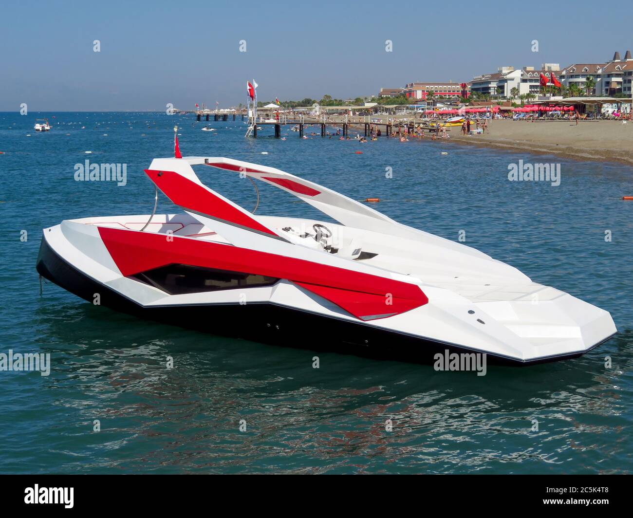 Verankertes modernes Boot an einem Meeresstrand Stockfoto