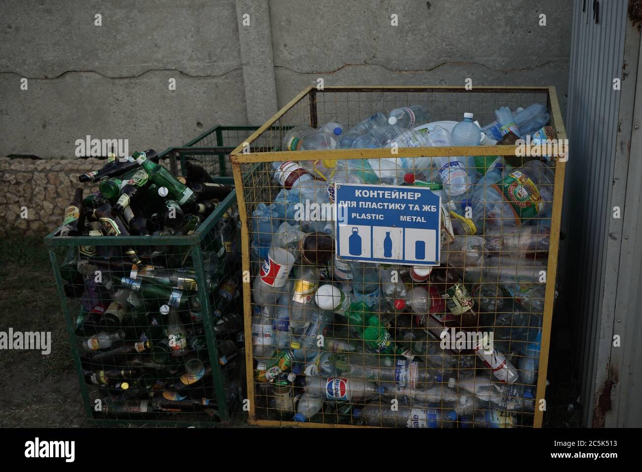 Kunststoff- und Glasflaschen in Müllbehältern. Mülltrennung und Recycling Konzept. August 2018, Odessa, Ukraine Stockfoto