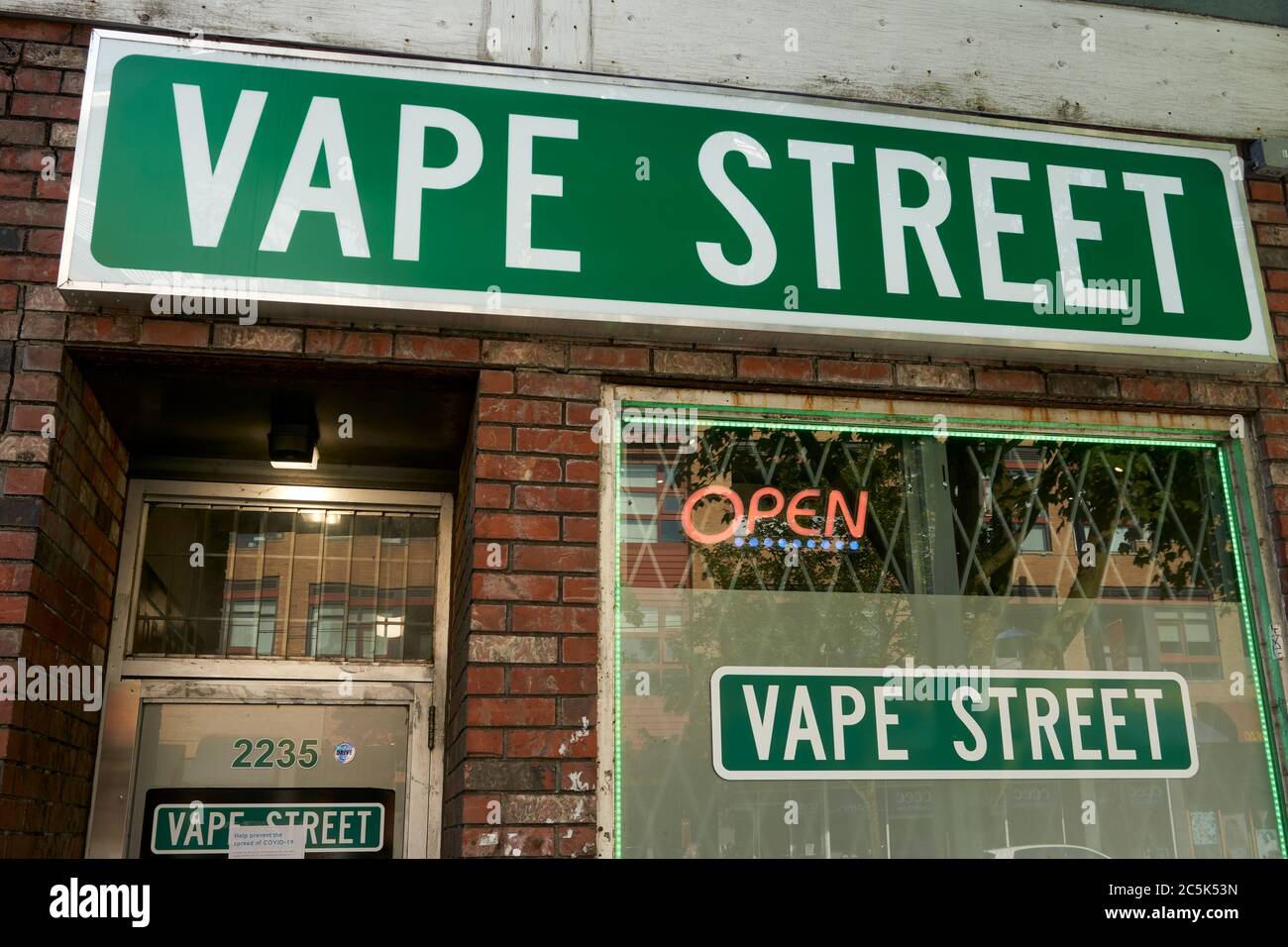 E-Zigaretten-Geschäft in der Vape Street am Commercial Drive in Vancouver, BC, Kanada Stockfoto