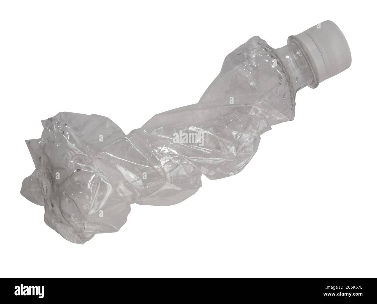Zerquetschte Plastikflasche isoliert auf weiß. Foto mit Beschneidungspfad. Stockfoto