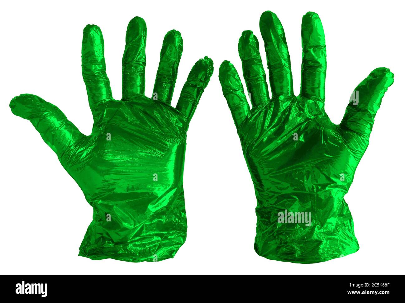 Grüne Einweghandschuhe aus Kunststoff isoliert auf weiß. Beschneidungspfad enthalten. Stockfoto