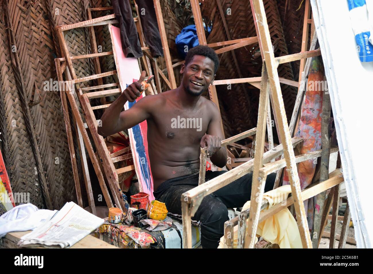 Kendwa, Sansibar - 4. Oktober 2019: Mann, lokaler Künstler in seiner Werkstatt im Dorf Kendwa. Tansania, Afrika Stockfoto