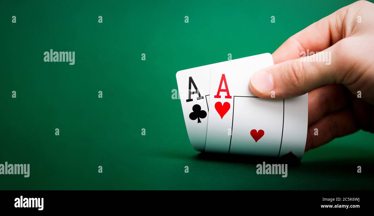 Karten auf einem grünen Tisch Casino mit Kopierplatz spielen Stockfoto