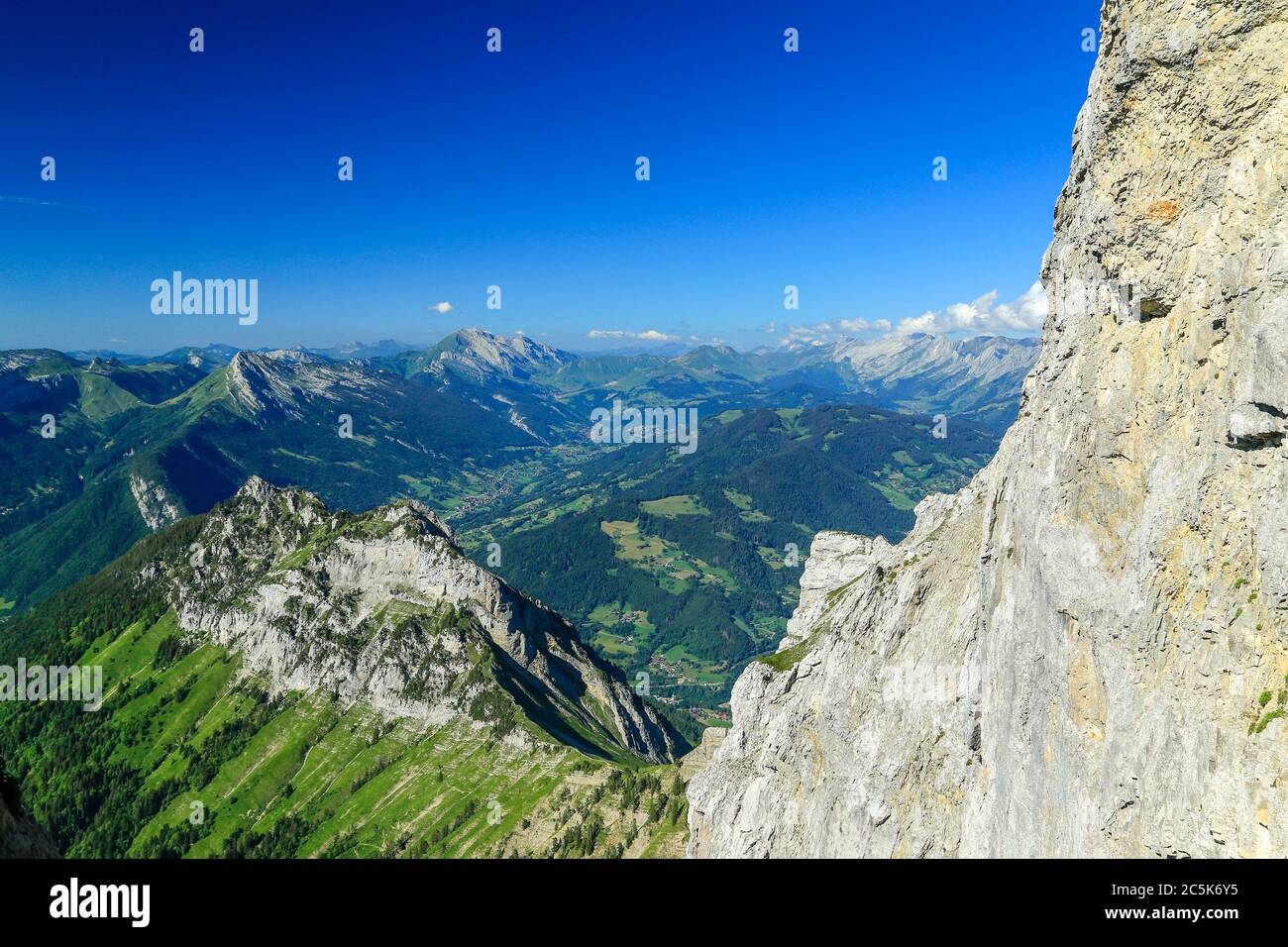 Blick auf die französischen Alpen von La Tournette bei Annecy. Stockfoto
