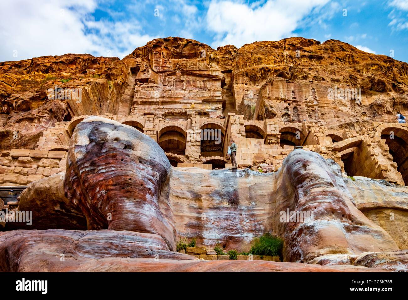 Panorama Höhlen, in Felsen in der verlorenen Stadt Petra, Jordanien geschnitzt Stockfoto