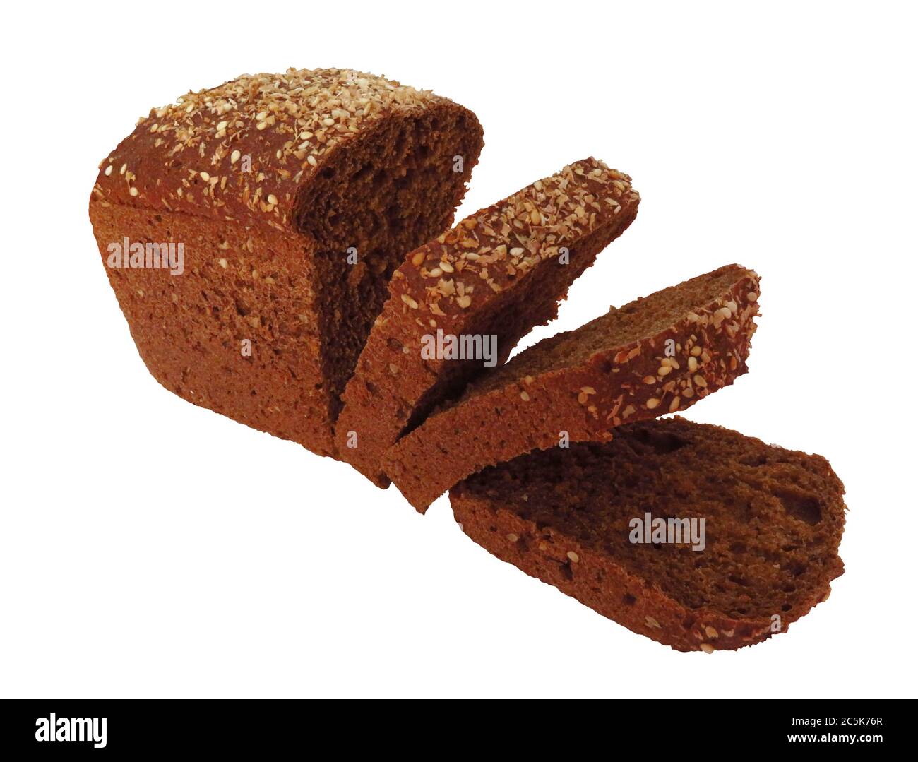 Brot und Roggenscheiben mit Leinsamen und Sonnenblumenkernen auf Weiß isoliert. Beschneidungspfad enthalten. Stockfoto