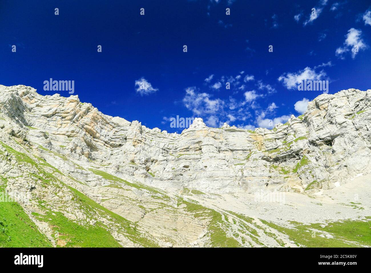 La Tournette, Felswand in den französischen Alpen. Stockfoto