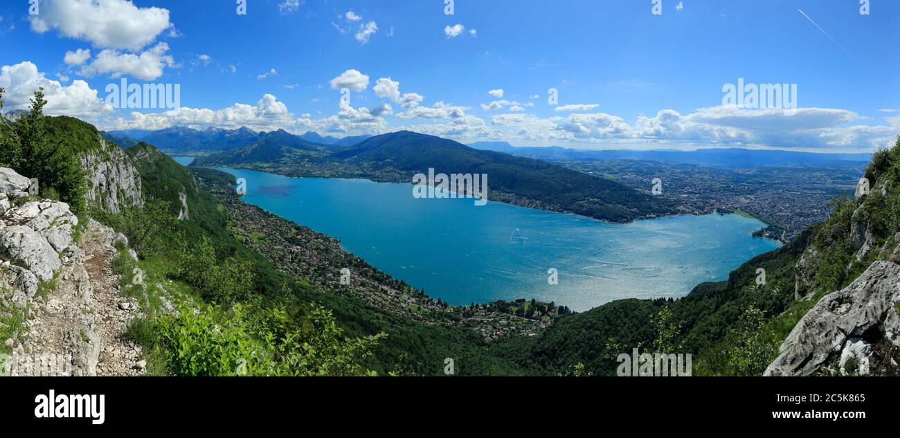 Panoramablick, Blick auf den See Annecy (Französische Alpen) an einem Sommertag. Stockfoto