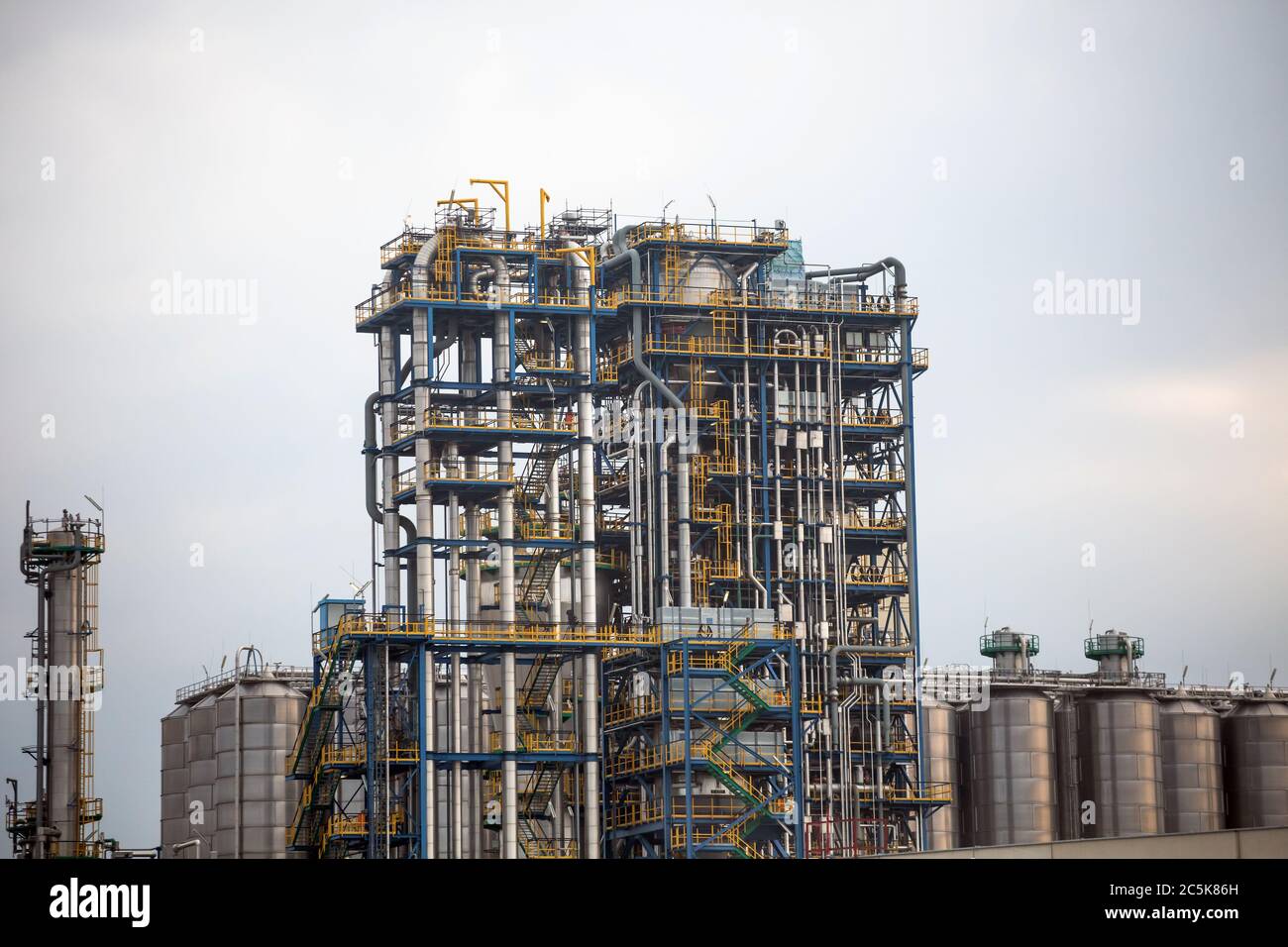 Rohrleitungssystem der Ölraffinerie oder Fabrik. Chemische Raffinerie. Aufbau der Tanks für die Lagerung und Verarbeitung von Öl. April 2013. Wien, Österreich Stockfoto