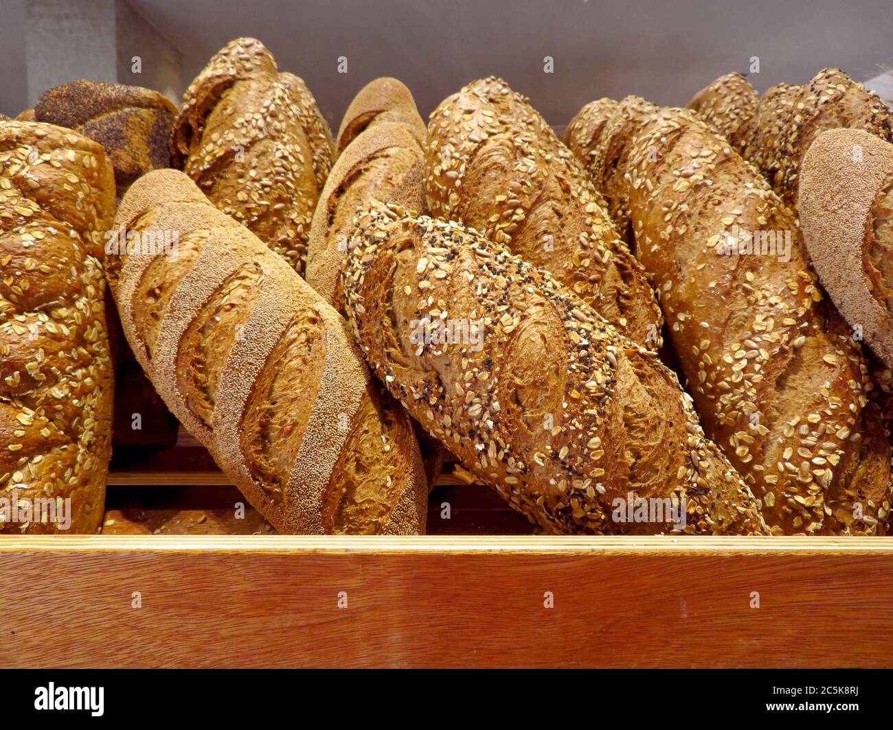 Frisch gebackene rustikale Brotbude in Frankreich Stockfoto