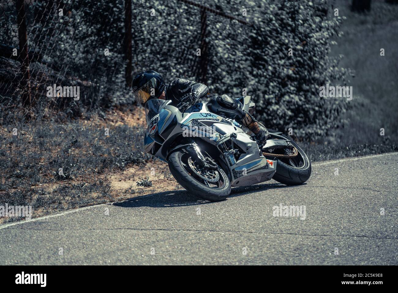 10-05-2020 Ropazi, Lettland Motorrad-Praxis in einer schnellen Kurve auf der Strecke gelehnt. Stockfoto