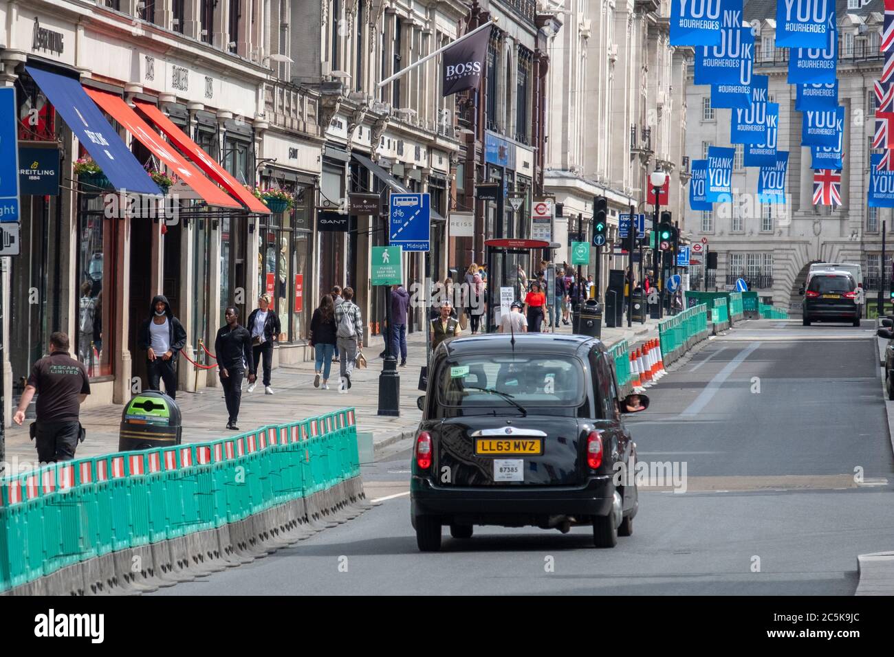 Nach Aufhebung der Coronavirus-Sperre kehren die Käufer in die Regent Street, London, zurück Stockfoto