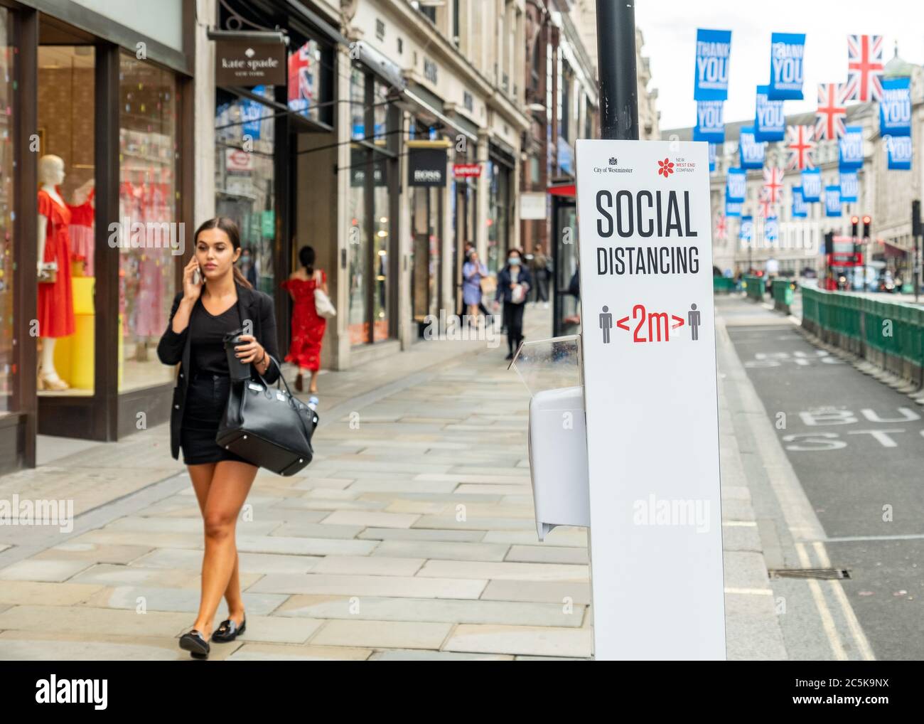 Nach Aufhebung der Coronavirus-Sperre kehren die Käufer in die Regent Street, London, zurück Stockfoto